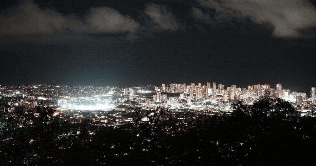 ハワイの夜景といえば、ダイヤモンドヘッドやタンタラスの丘から、オアフ島の夜景を眺めるのはいかがでしょうか？100万ドルの夜景と呼ばれるホノルル市街の夜景の写真です。