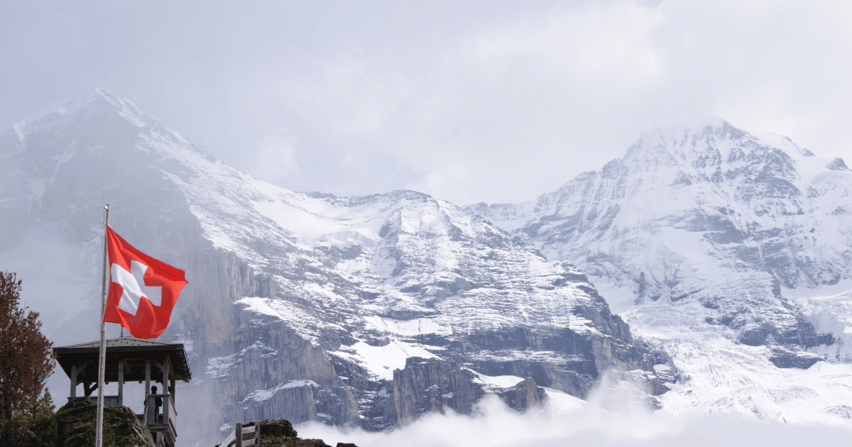 swissの国旗と雪山の写真