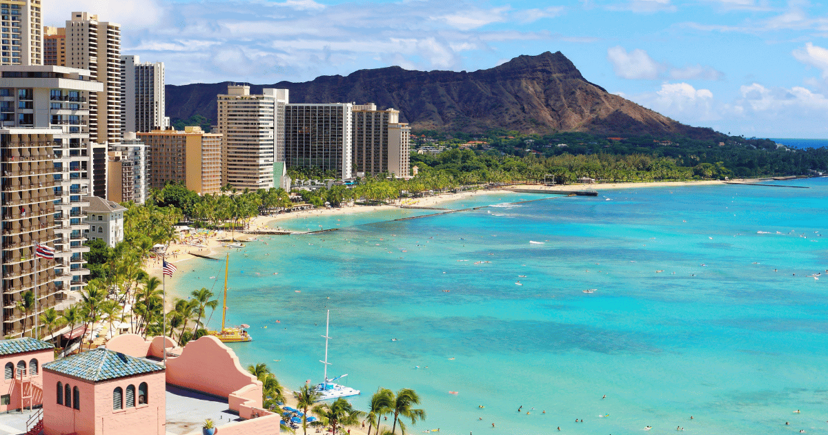 ハワイのホテルとダイヤモンドヘッドとワイキキビーチが写っている写真