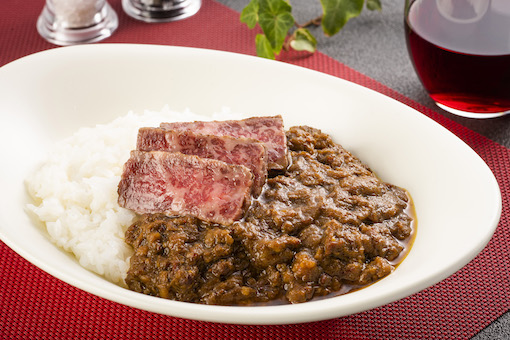 白いライスの上にカレーと牛肉