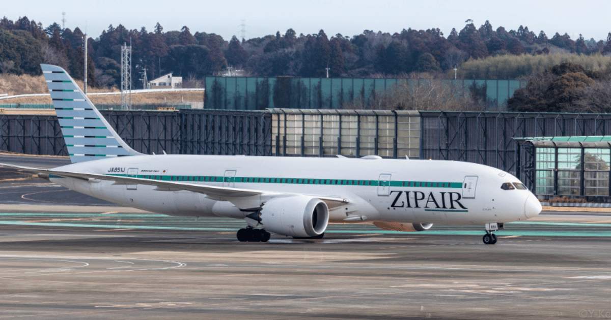 日本航空のLCCのZIPAIRが滑走路に停まっている写真