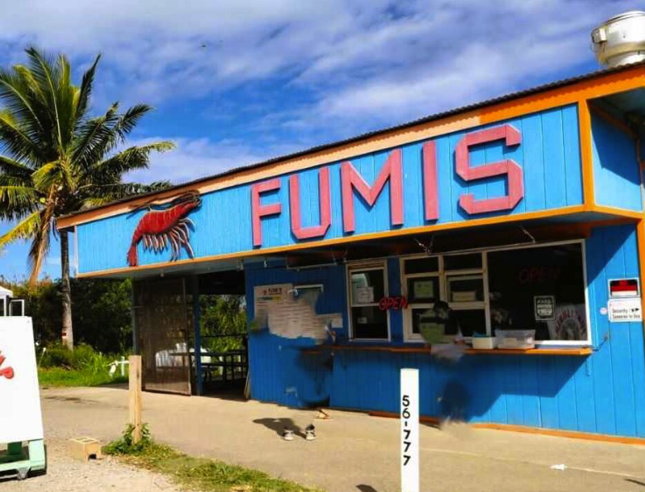 ハワイ・ノースショアにあるFumi's Kahuku Shrimpの店舗外観。青い外壁と赤いエビのロゴが特徴