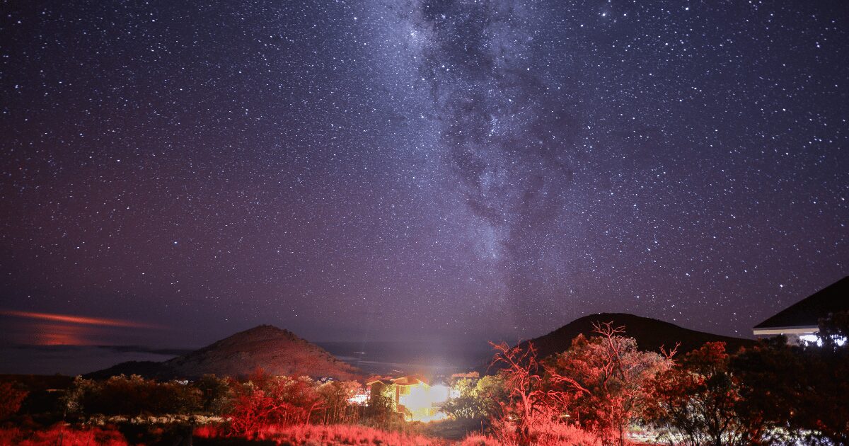 ハワイの星空と天の川が広がる美しい夜景