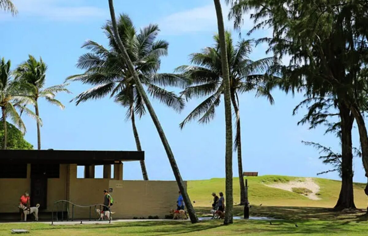 カイルアビーチパークに設置されたトイレ施設とその周辺の風景