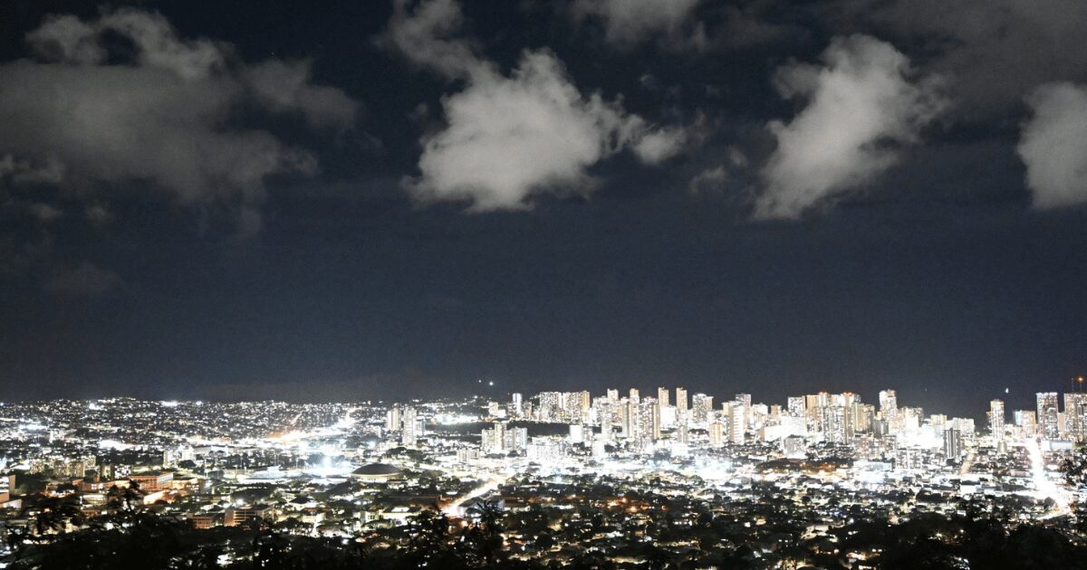 ハワイ・タンタラスの丘から見たワイキキの夜景、日本新三大夜景の比較用。