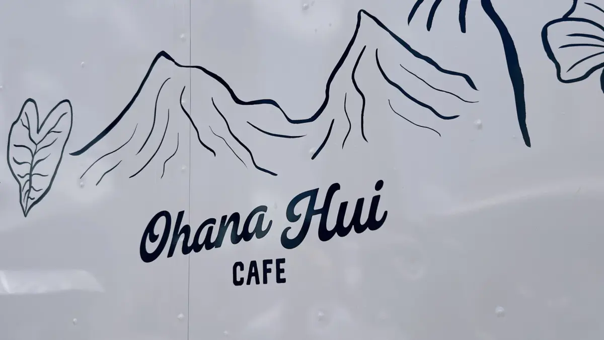 カカアコ 抹茶専門店Ohana Hui Cafeのフードトラックに描かれたロゴ