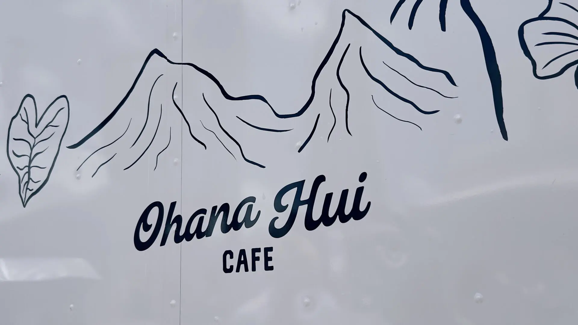 カカアコ 抹茶専門店Ohana Hui Cafeのフードトラックに描かれたロゴ